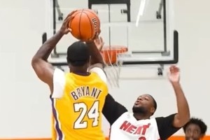 永恒經(jīng)典！韋德穿上科比球衣 復(fù)刻其打板三分絕殺自己名場面??