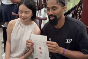 丁威迪中國行—西湖游玩的丁局感受中國篆刻文化并喜提個人印章