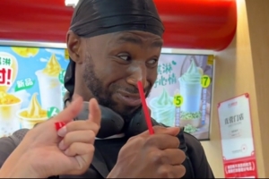 嘗嘗味??維金斯喝上了蜜雪冰城 吸管拿反再獻(xiàn)神表情??