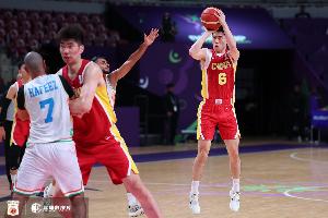 周鵬：自始至終的高強度、高壓力的防守 是本場男籃的取勝之匙