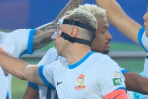 還是太礙事??戴維森、薩爾瓦多均戴面部護(hù)具出戰(zhàn)，前者將其去除