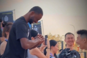 新賽季NBA賽場見??籃球博主張照洋給維金斯教慶祝動(dòng)作