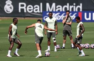 馬卡：皇馬中場(chǎng)缺兵少將 馬斯坦托諾將在周四亮相伯納烏