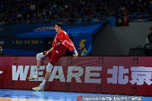 北京媒體人：周琦會(huì)和許指導(dǎo)及教練組見(jiàn)面溝通 確定后續(xù)的安排