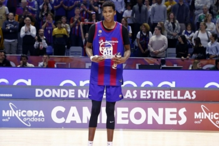 被贊文班字母合體！13歲天才升入巴薩一隊 對陣皇馬砍22+26&31+19