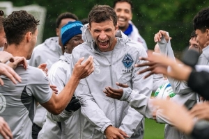 歡迎儀式！溫哥華白浪球員組成歡迎通道，讓穆勒穿過(guò)