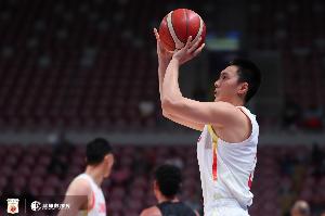 及時(shí)復(fù)蘇！胡明軒替補(bǔ)出戰(zhàn)14分鐘 全場(chǎng)8中5&三分5中3拿下13分