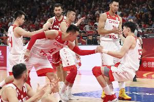 十年之前！郭艾倫19分 周琦16+14 易建聯(lián)11+15 男籃重返亞洲之巔