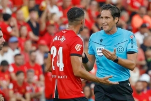 每體：由于對(duì)主裁的雙標(biāo)判罰不滿，數(shù)百名馬洛卡球迷提前退場(chǎng)