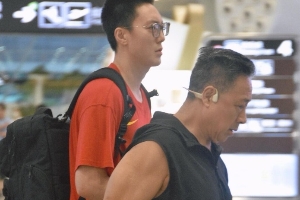 老爸的麒麟臂太壯了??胡明軒父親到機(jī)場(chǎng)接兒子回家