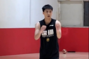 歌聲起球鞋響！沉浸式看深圳男籃訓練熱身