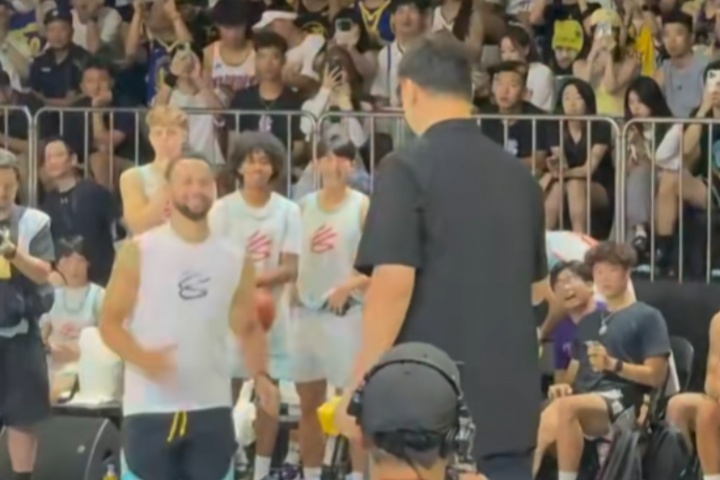 給足尊重！庫里笑著一路小跑過去和姚明握手致意