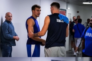 焦點大戰(zhàn)！東契奇與博格丹熱身賽前擁抱致意互相交流