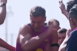 氣氛歡樂！巴薩球員訓練場上拍打萊萬，祝他37歲生日快樂