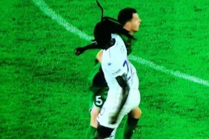 小基恩歐協(xié)聯(lián)被扯頭發(fā)后肘擊對(duì)手染紅，對(duì)方球員未受處罰