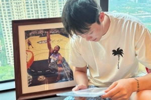 丁彥雨航社媒分享與科比相框合影：Kobe 生日快樂(lè)