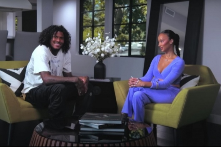 精致愛！杰倫-格林開車與女友牽手 兩人都有美甲