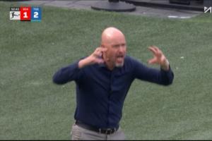 非常生氣！勒沃庫森連丟兩球被反超，滕哈赫場邊做手勢表達不滿