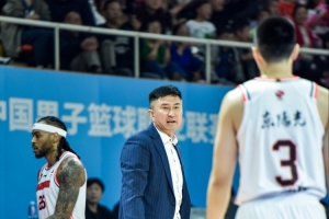 楊毅：胡明軒一球不進(jìn)時(shí)郭士強(qiáng)堅(jiān)持用他 換成杜鋒早被罵親兒子了