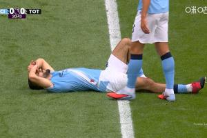 曼城開場(chǎng)21分鐘被動(dòng)換人，艾特-努里因傷下場(chǎng)，阿克替補(bǔ)登場(chǎng)