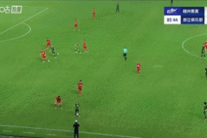 也是背身半空門不進(jìn)！郭全博撲球脫手，程進(jìn)背朝半空門腳后跟打偏