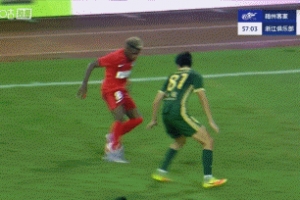 神撲！恩戈姆橫傳門前楊超聲搶點(diǎn)攻門，趙博快速反應(yīng)門前救險(xiǎn)