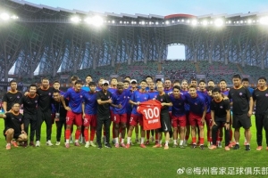 楊一虎迎來(lái)代表球隊(duì)出戰(zhàn)的第100場(chǎng)正式比賽 賽前收獲百場(chǎng)紀(jì)念球衣