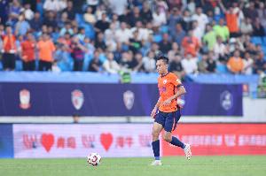 足球報(bào)：從慢鏡回放看，張弛吊射是可以的但腳法運(yùn)用出現(xiàn)問(wèn)題