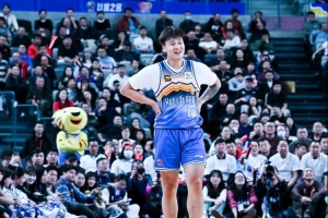 媒體人：趙睿如果和周琦聯(lián)手 保持健康 絕對(duì)是總冠軍的有力爭(zhēng)奪者