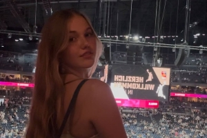 兄真喜！?司機與侄女拍手勢舞獲贊超百萬爆紅 后者身份神秘