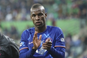 郵報(bào)：切爾西待售球員多達(dá)10名，藍(lán)軍計(jì)劃先賣人再買西蒙斯