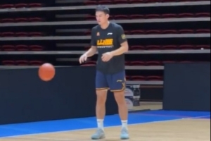 媒體人：劉東身穿山西訓(xùn)練服在訓(xùn)練師的指導(dǎo)下進行投籃訓(xùn)練