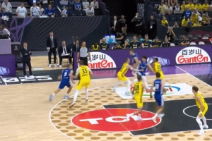 舉火燒天！馬爾卡寧接球無視防守 直殺內線單手掛筐