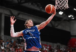 在爵士憋成啥了！馬爾卡寧半場(chǎng)10中4&8罰7中 砍下16分4板2助1斷