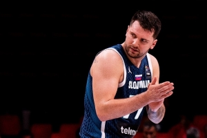 盡力局！東契奇屢遭包夾穩(wěn)定輸出 18罰17中空砍34分4板9助5斷2帽