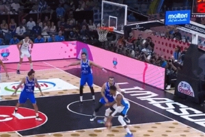 攻筐攻膩了！字母哥背打頂開防守 金雞獨立輕巧打進