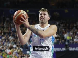 太累了！東契奇半場8中4砍17分2板3助2斷2帽 對方一度三人包夾