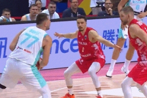 撤步超遠三分一箭穿心！東契奇做下壓手勢霸氣慶祝