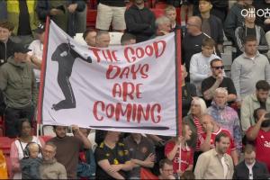 力挺!曼聯(lián)球迷舉橫幅“好日子來了” 呼應(yīng)阿莫林上賽季末主場(chǎng)演講