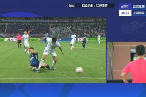 危險(xiǎn)動作！特謝拉踩踏鄧涵文腳踝，裁判觀看VAR后對他出示黃牌