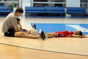 周琦帶兒子訓練：給糊糊上強度 結果涂涂覺得不如哥哥氣哭了