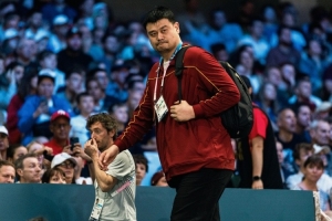 楊毅：之前說(shuō)姚明被架空 現(xiàn)在又說(shuō)他被摘桃子 這么說(shuō)的人都沒腦仁