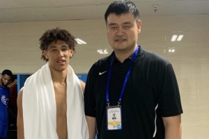 體格差距大！湖人中鋒賈克森-海斯IG曬與姚明的合影