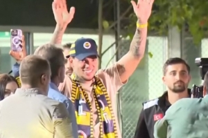 記者：埃德森已抵達(dá)土耳其，并向等候的費(fèi)內(nèi)巴切球迷致意