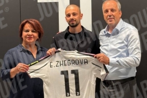 尤文新援26歲邊鋒哲格羅瓦簽約照流出，手持11號(hào)球衣