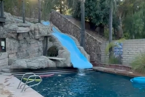 林書豪曬泳池雜耍投籃：雖然退役了 但還是射手！