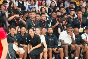 組隊(duì)接一波？崔永熙&趙睿&李夢(mèng)&張博源現(xiàn)身詹姆斯成都行