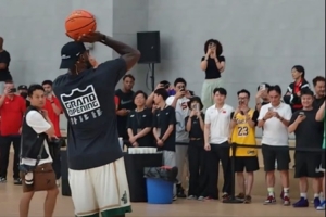 老詹的小腿比趙睿的細(xì)??詹姆斯小試牛刀連續(xù)試投多次命中