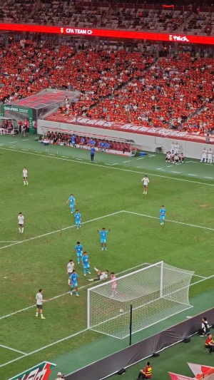 看臺(tái)視角??向余望空門臥射踢飛，球迷驚呼：我的天??！