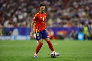 中場(chǎng)球員為西班牙成年隊(duì)戴帽，過(guò)去15年僅伊斯科和梅里諾做到